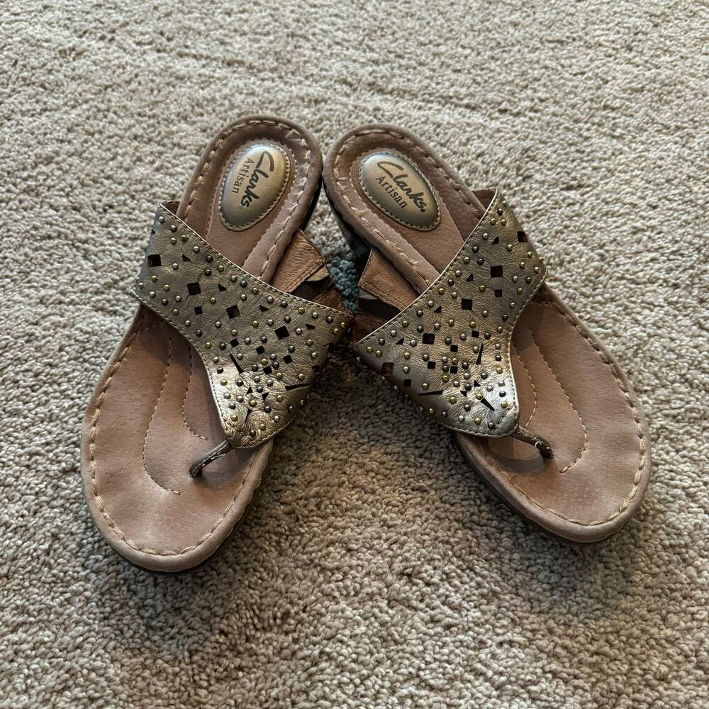 Clarks Artisan Gold Embellished Thong Sandals w/ Short Heel Size 7 Leather
